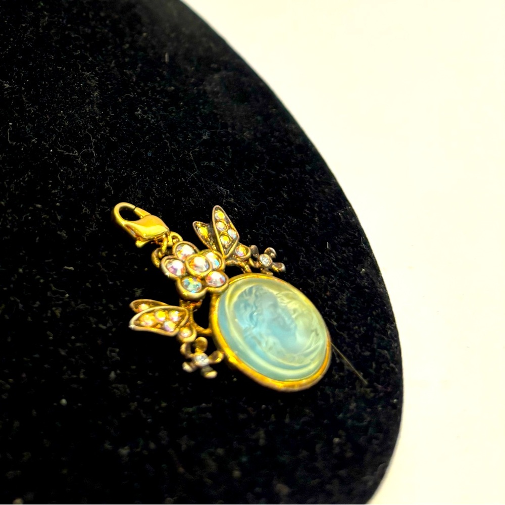 VTG Kirk’s Folly Pendant Dream Angel Cameo w/ AB Iridescent Crystal Butterflies - Picture 5 of 10